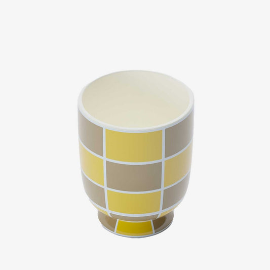 On croirait que ce vase à fleurs en céramique à motifs arlequin  jaunes et beiges sort tout droit d'un musée des arts décoratifs ! - Potiron Paris, décoration maison pas cher