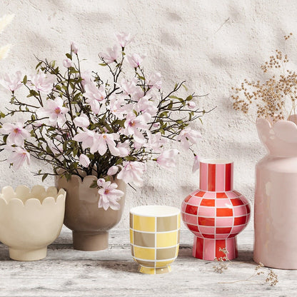 N'hésitez pas à associer plusieurs vases à damier, à mélanger les styles de vos décos à poserVase décoratif en céramique à damier jaune Genève Potiron Paris, afin de personnaliser au maximum votre intérieur